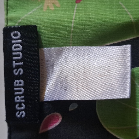 Scrub Studio Frog Scrub Top Size Medium - Picture 7 of 7